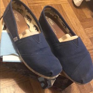 TOMS CLASSIC NAVY CANVAS slip ons!!